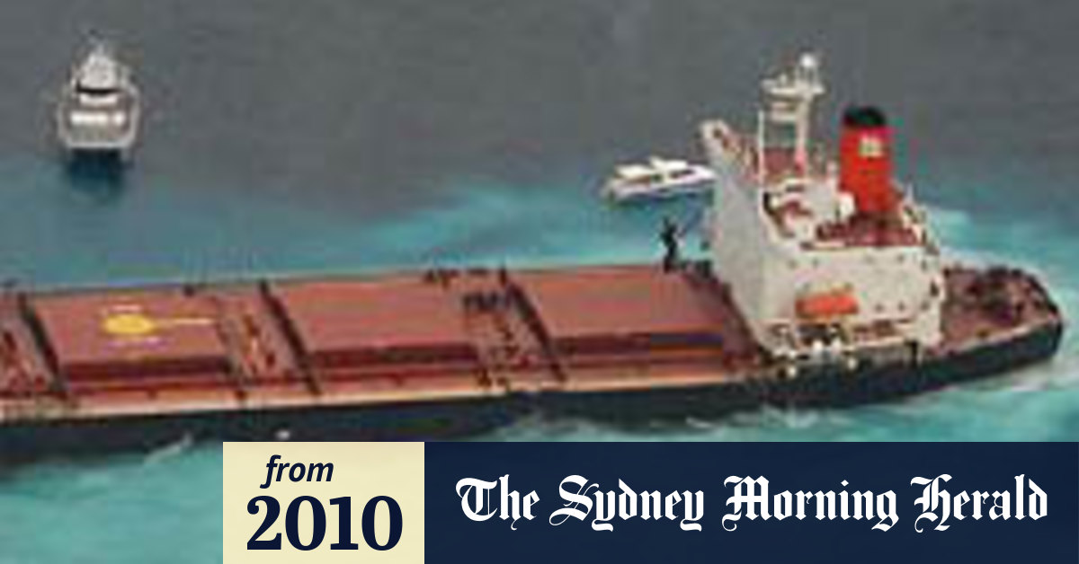 Grounded ship 3km oil spill on Great Barrier Reef